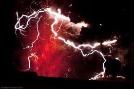 Le frottement des particules émises par le volcan a provoqué l'apparition d'éclairs à l'intérieur même du nuage volcanique;