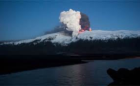 Le glacier Eyjafjallajökull lors de l'éruption.